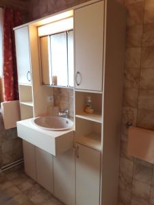 un bagno con lavandino e specchio di Haus Simma a Dalaas