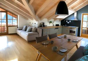 un soggiorno con tavolo da pranzo e una cucina di Ferienwohnung Alpzeit a Blaichach