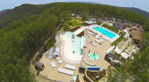 uma vista aérea de um resort com uma piscina em Safaritent Glamping Orlando in Chianti em Cavriglia