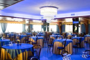 アンツィオにあるGrand Hotel Dei Cesari Dependanceの青いテーブルと椅子が備わる宴会場