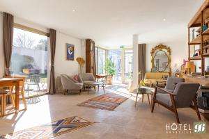a living room with chairs and a table at Hôtel 96 in Marseille