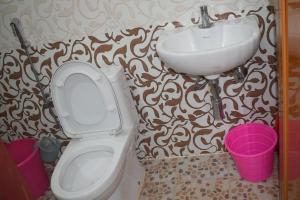 łazienka z toaletą i umywalką w obiekcie Royal Coorg Guest house w mieście Madikeri
