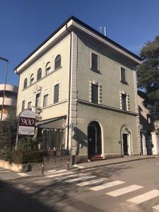 a building on the corner of a street at ALBERGO 900Strati in Bergamo