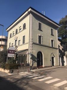 un edificio en la esquina de una calle en ALBERGO 900Strati, en Bérgamo