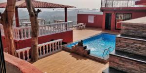 Bazén v ubytování Villa 406, Dr Wade with Private Pool and Gazebo in Royal Palms Mumbai nebo v jeho okolí
