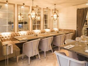 a dining room with a long table and chairs at Sandy Mount House in Rhosneigr