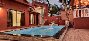 Bazén v ubytování Villa 406, Dr Wade with Private Pool and Gazebo in Royal Palms Mumbai nebo v jeho okolí