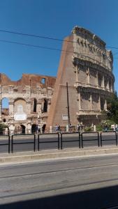 una vista del coloso frente a un edificio en Appartamenti con vista Piazza Testaccio, en Roma