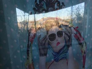 卡芬斯蒂恩的住宿－施洛斯布里克公寓，一张画画,画一个女人,上面有太阳镜和遮阳伞