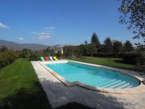 una piscina en un patio con césped en Casina La Graziosa, en Cortona