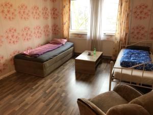 ein Wohnzimmer mit 2 Betten und einem Sofa in der Unterkunft Misha,s Place in Duisburg