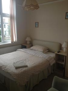 um quarto com uma cama com uma toalha em Park House Guest House em Warwick