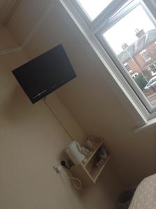 a room with a window and a light on the wall at Park House Guest House in Warwick