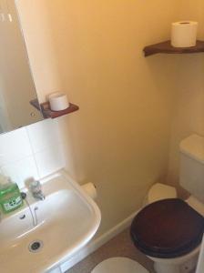 A bathroom at Park House Guest House 