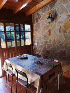 uma mesa num quarto com uma parede de pedra em La casita de Abi! em La Orotava