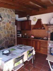 uma cozinha com uma mesa e uma parede de pedra em La casita de Abi! em La Orotava