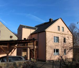 una casa siendo construida con un coche aparcado delante en Ferienwohnung Beim Rößl, en Nossen