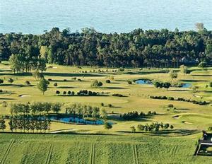 una vista aerea di un campo con alberi e acqua di Hedmansgården a Västra Torp