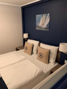 ein Schlafzimmer mit einem großen weißen Bett mit zwei Kissen in der Unterkunft Ostseeblick Rügen in Binz