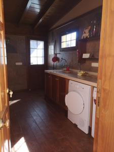 uma cozinha com uma máquina de lavar roupa e um lavatório em La casita de Abi! em La Orotava