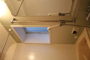 a bathroom with a window in the ceiling at Guesthouse Higashiyama Jao in Kyoto