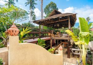 un complexe avec un pont en bois et une cabane en bois dans l'établissement Royal Cottage Residence, à Lamai