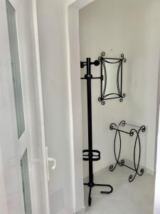 a black pole in a room with a wall at T2 bis cosy climatisé, Intra Muros Avignon in Avignon