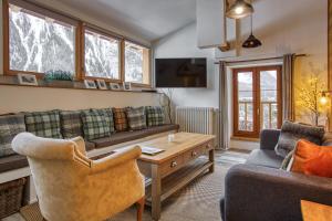 sala de estar con sofá y mesa en Loft apartment High Rimaye, en Chamonix-Mont-Blanc