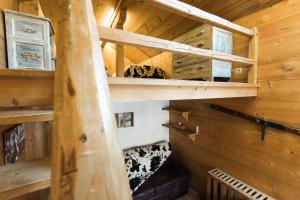 Palanda nebo palandy na pokoji v ubytování Les Chalets de La Griyotire