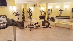 einen Fitnessraum mit mehreren Heimtrainern und einem Telefon in der Unterkunft Ostseeblick Baabe in Baabe