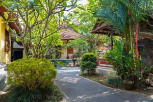 a courtyard with trees and plants in a building at Dekwah Homestay in Ubud