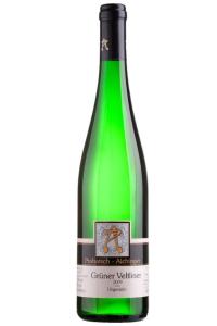 butelkę zielonego wina z etykietą w obiekcie Winzergut w mieście Langenlois