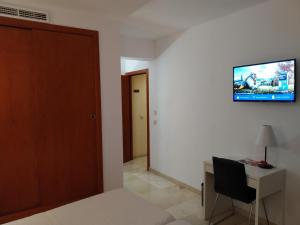 Telewizja i/lub zestaw kina domowego w obiekcie My Rooms Manacor Centre by My Rooms Hotels