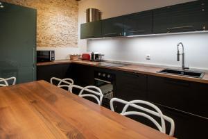 A kitchen or kitchenette at Apartamentos Son de Cadiz