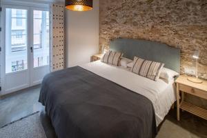 A bed or beds in a room at Apartamentos Son de Cadiz