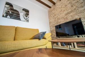 A television and/or entertainment centre at Apartamentos Son de Cadiz