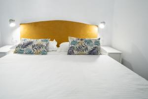 A bed or beds in a room at Apartamentos Son de Cadiz
