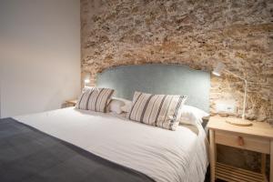 A bed or beds in a room at Apartamentos Son de Cadiz