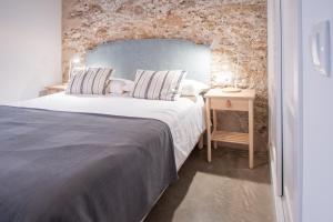A bed or beds in a room at Apartamentos Son de Cadiz