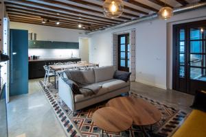 A seating area at Apartamentos Son de Cadiz