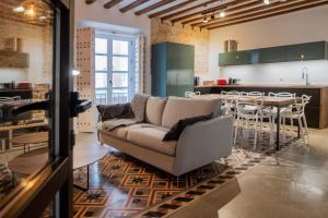 A kitchen or kitchenette at Apartamentos Son de Cadiz
