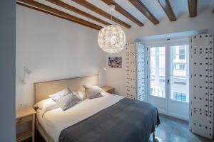 A bed or beds in a room at Apartamentos Son de Cadiz