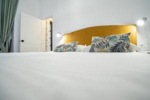 A bed or beds in a room at Apartamentos Son de Cadiz
