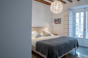 A bed or beds in a room at Apartamentos Son de Cadiz