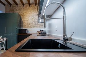 A kitchen or kitchenette at Apartamentos Son de Cadiz