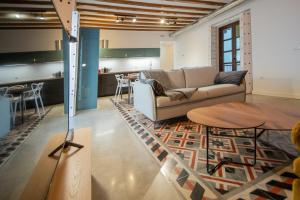 A seating area at Apartamentos Son de Cadiz