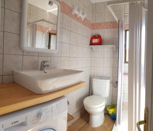 La salle de bains est pourvue d'un lavabo, de toilettes et d'un miroir. dans l'établissement Formentera Es Pujols 2 camere vicinissimo alla spiaggia, à Es Pujols