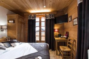 Postel nebo postele na pokoji v ubytování Les Chalets de La Griyotire