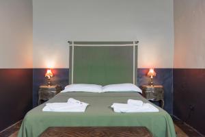 ein Schlafzimmer mit einem Bett mit zwei Handtüchern darauf in der Unterkunft Le petit coeur de la ville in Turin