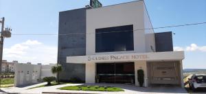a white building with apolice palace hotel at Guines Palace Hotel in Patrocínio